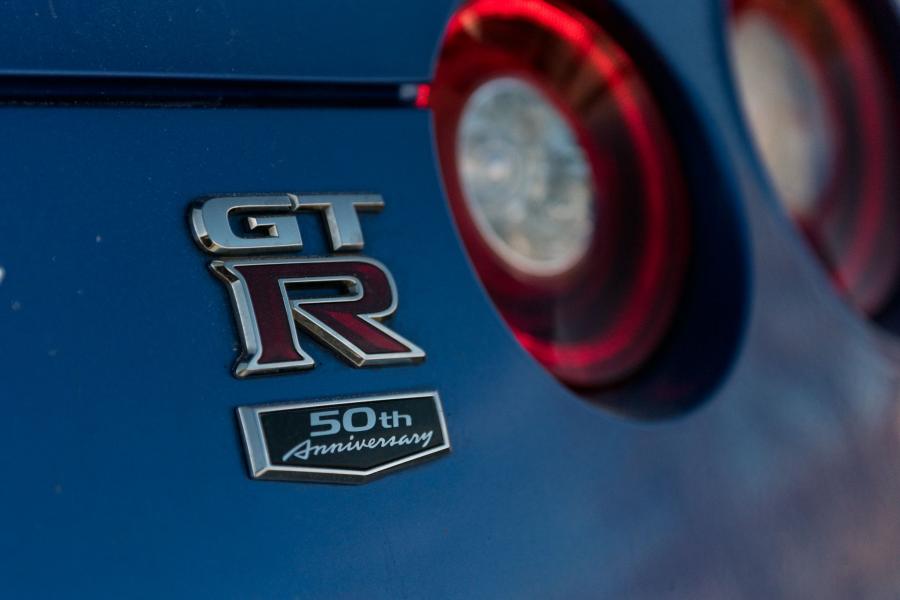 Логотип Nissan GT-R 50th Anniversary (R35) 2019 года  (NA) (фото 30 из 40)
